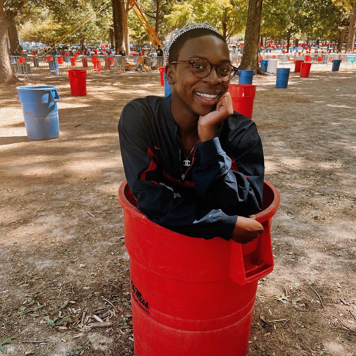 olemisscsd's tweet photo. A special #TrashcanFriday with our CSD Homecoming King Kyle Gordan!!❤️💙
#olemisscsd #homecoming #gameday #grove #collegegameday #homecomingking #olemisssas @olemisssas @olemiss https://t.co/CssywhZv0x