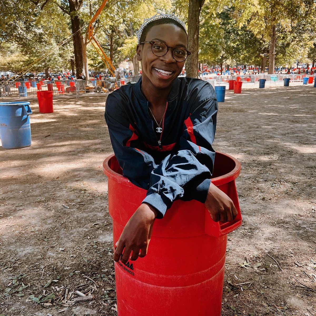 olemisscsd's tweet photo. A special #TrashcanFriday with our CSD Homecoming King Kyle Gordan!!❤️💙
#olemisscsd #homecoming #gameday #grove #collegegameday #homecomingking #olemisssas @olemisssas @olemiss https://t.co/CssywhZv0x
