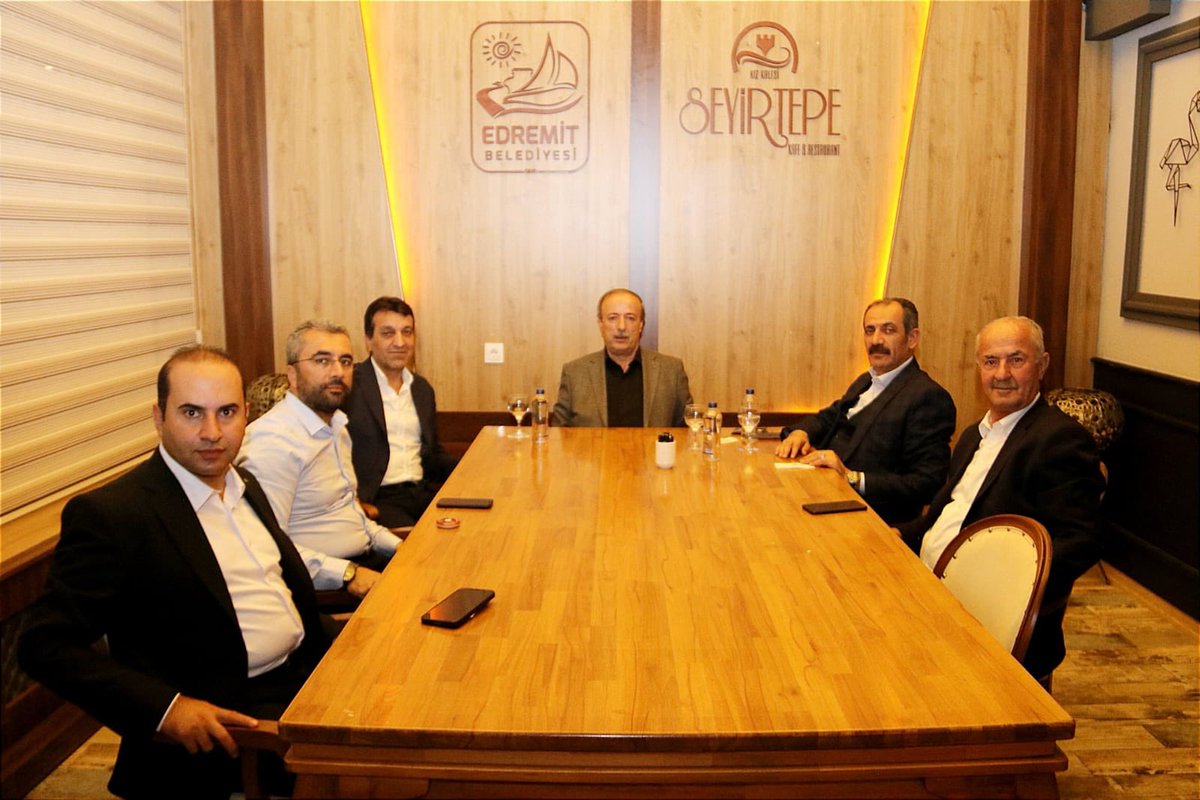Salih_Akmann's tweet photo. Bugün dava  arkadaşlarımız @hayrullahtanis, @MekiArvas @abdrrhmnSeylan, @ismailssay ve @MSzrVan ile aylık istişare toplantımızı gerçekleştirdik.

Misafir perverliğinden ötürü Edremit Belediye Başkanı İsmail Say’ a teşekkür ederim. https://t.co/Gi69lphXBL