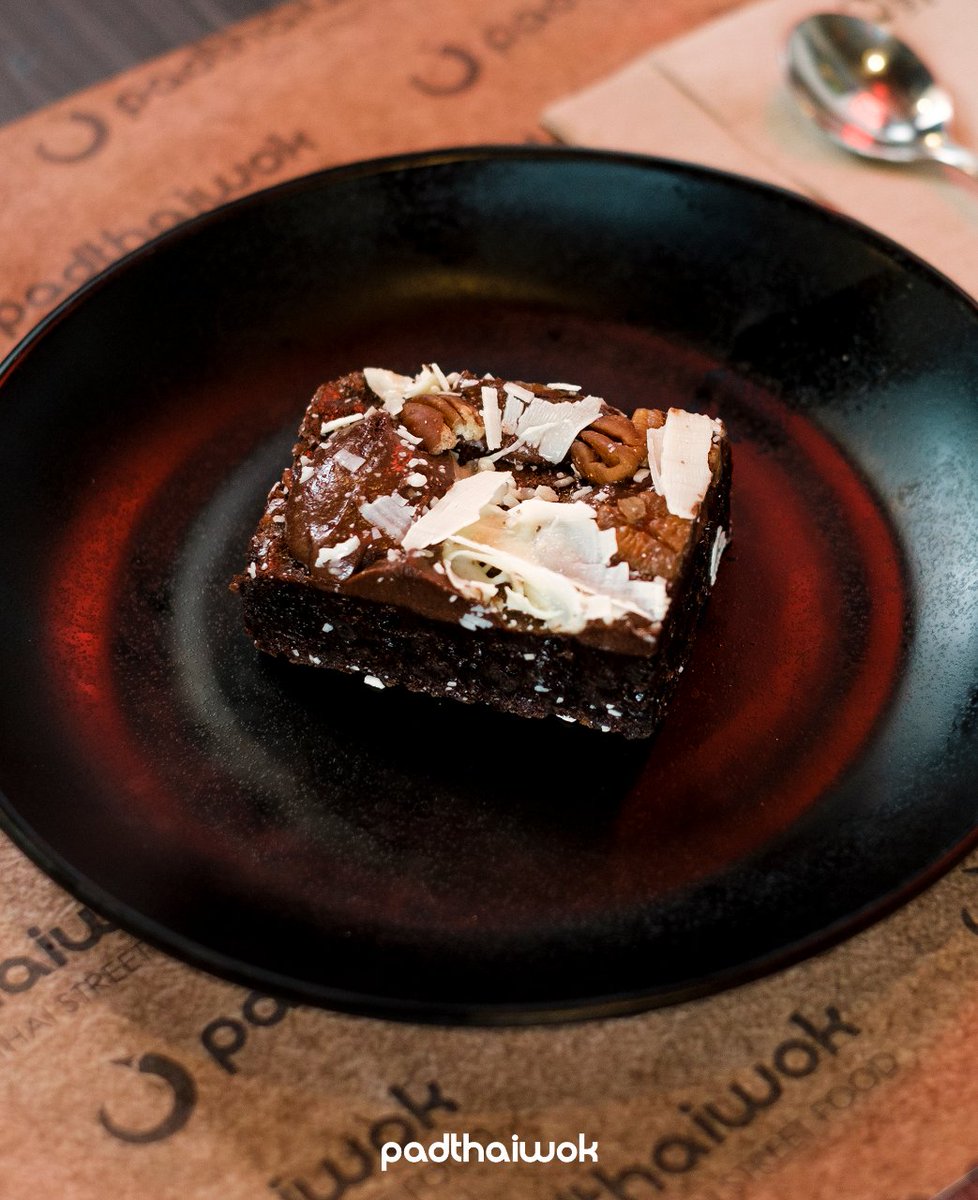 Hoy te proponemos algo dulce. 🍬
Termina una cena perfecta con nuestro brownie y añade más sabor a tus #platosthais favoritos 😍 ¿Te atreves a disfrutarlo?

#ThaiStreetFood #Thaifood #wok #noodles #asianfood #takeaway #Padthairestaurant #Padthaiwoklover