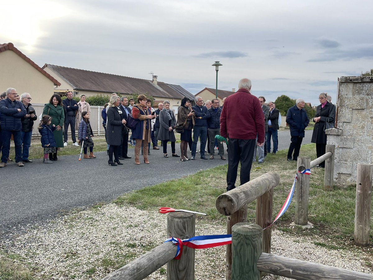 Inauguration de l’allée Bernard Gautier à Leigné-Les-Bois, un bel hommage à l’enfant du pays, restaurateur, décédé accidentellement. Merci cher Philippe Guenaire #maire et à son équipe municipale pour cette initiative.#Circo8604