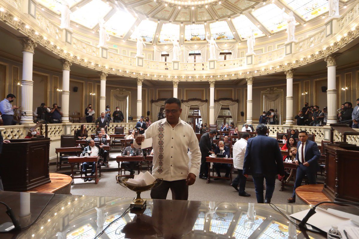 edgargarmendia2's tweet photo. ➡️Entre otros puntos en el @CongresoPue votamos para elegir a dos #Magistrados del #TSJP.
✅Y como cada semana, intercambiamos experiencias con los compañeros diputados sobre el trabajo que realizamos en los diferentes #Distritos en favor de los poblanos. https://t.co/TrzQL7GGZB