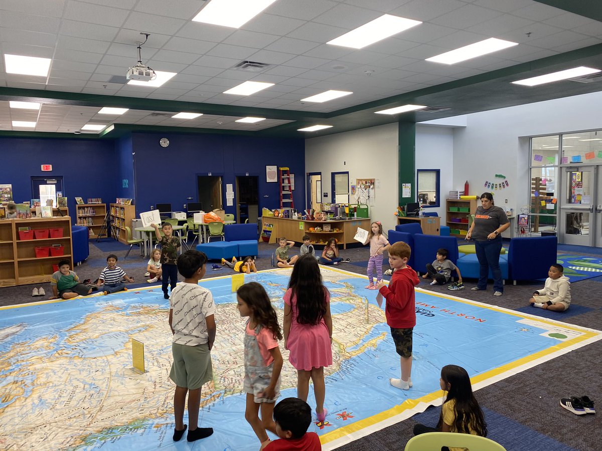 asims77's tweet photo. Love Giant Maps of North America lesson @TomlinsonLib @wtiemann @The_Mr_Dee https://t.co/5TAZqQw73u