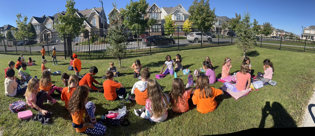 FrangioneMaria's tweet photo. Too beautiful today to have snack inside. 😎Here we are enjoying a beautiful fall day! 🍂Happy Friday! https://t.co/pgl2ti88e9