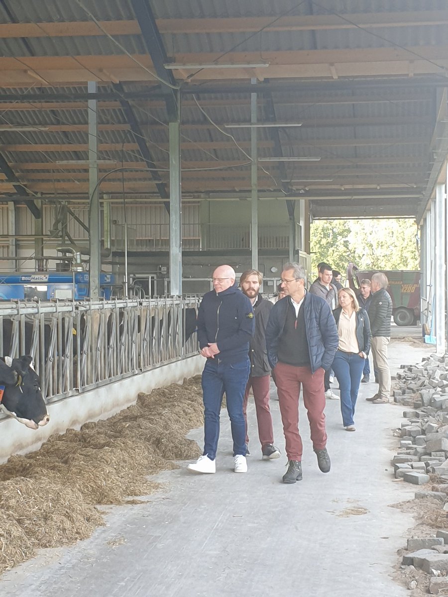 DianneSch's tweet photo. Werkbezoek @duinboeren met raadsleden #vught. Een informatieve bijeenkomst over #gebiedsonderneming met Brabantse #duingoed lekkernijen bij de duurzame #kwatrijnstal van melkveehouder Bart Combee https://t.co/abou8lwKUH