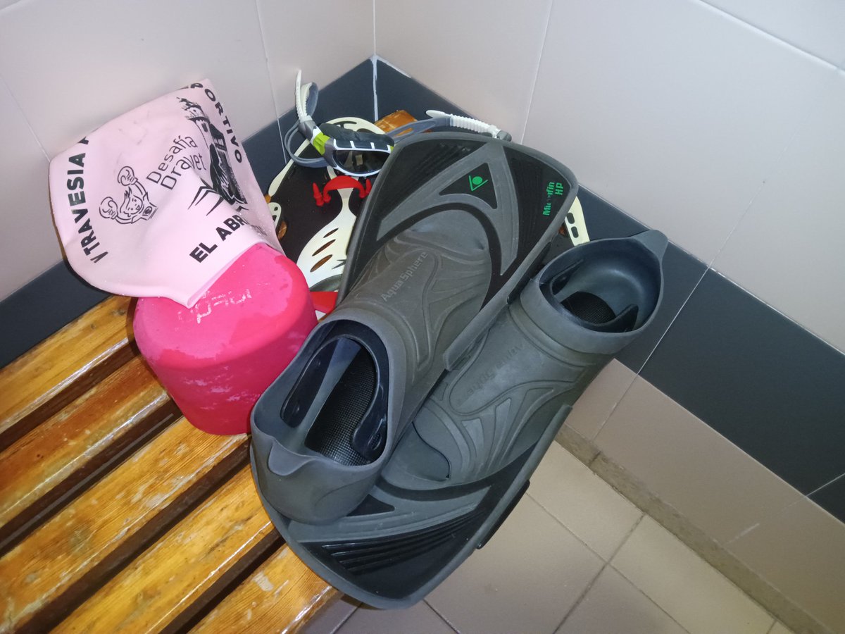 santriatleta's tweet photo. Entreno largo de natación con trastos.Buen rato en el agua y al llegar a casa,último cargamento @226ERS De aqui @icantriathlon Gandía no queda nada. @GimnasioTandem y @AMadFQ me apoyan en este reto, me apoyáis vosotros? https://t.co/TFqFvknduC Unos minutos, una donación. Gracias! https://t.co/WvrfJw0xvq