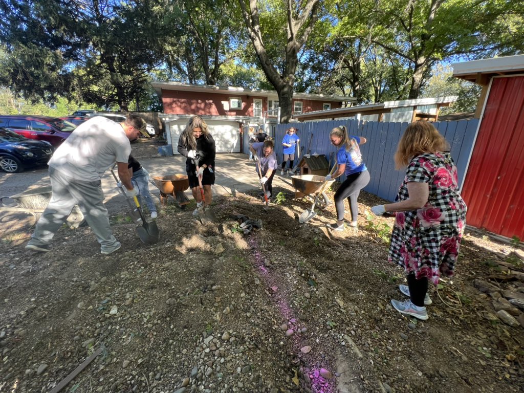 Staff participated in their first service learning project of the year! We went to Riverview Rescue and walked the dogs, did some landscaping, and made goody bags for those who are adopting their dogs! 
We had so much fun! 💙🐶