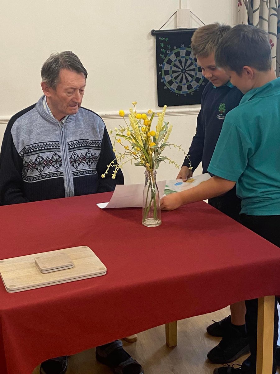 calonydderwen's tweet photo. What an afternoon weβve had reacquainting ourselves with our friends at @Shawhealthcare Plas Cae Crwn.
We had a great time chatting and catching up while doing leaf rubbings and drawings. Itβs SO good to be backπππ@dementianewtown
#autumnshere #friends #besthouroftheweek ππ³ https://t.co/pflGksYqMK