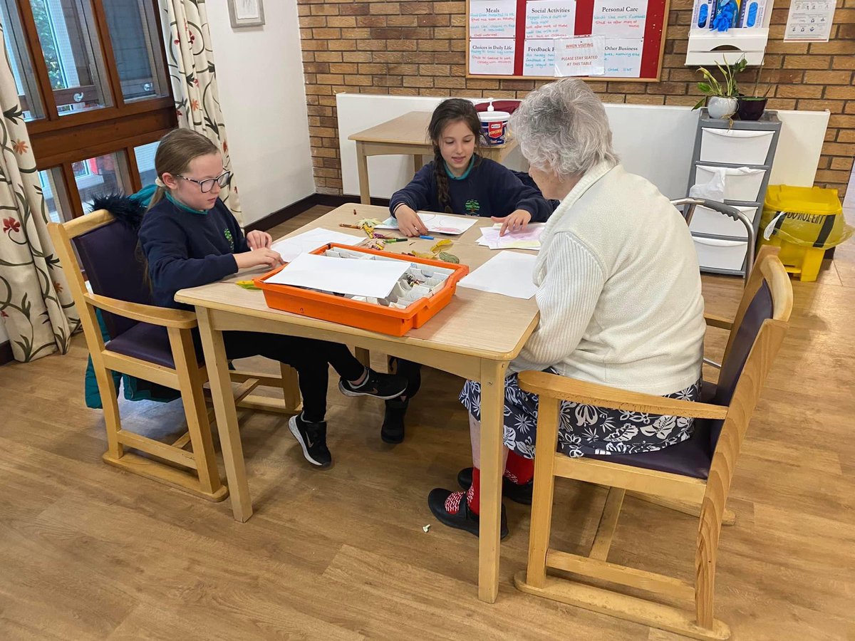 calonydderwen's tweet photo. What an afternoon weβve had reacquainting ourselves with our friends at @Shawhealthcare Plas Cae Crwn.
We had a great time chatting and catching up while doing leaf rubbings and drawings. Itβs SO good to be backπππ@dementianewtown
#autumnshere #friends #besthouroftheweek ππ³ https://t.co/pflGksYqMK