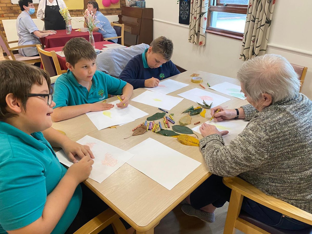 calonydderwen's tweet photo. What an afternoon weβve had reacquainting ourselves with our friends at @Shawhealthcare Plas Cae Crwn.
We had a great time chatting and catching up while doing leaf rubbings and drawings. Itβs SO good to be backπππ@dementianewtown
#autumnshere #friends #besthouroftheweek ππ³ https://t.co/pflGksYqMK