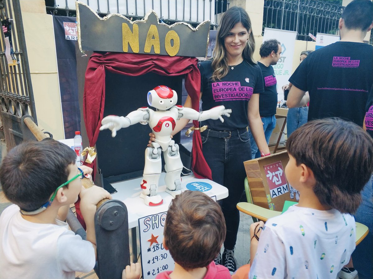 CarmeloRector's tweet photo. 👏🏻👏🏻 Qué maravilla ver cómo #Almería vive la fiesta de la #ciencia en la #NocheEuropeaInvestigadores ✨🌙🔬

#NIGHTSpain #MSCANight #EUmissions 
@ualmeria @FDescubre https://t.co/aHKCQi5iPQ