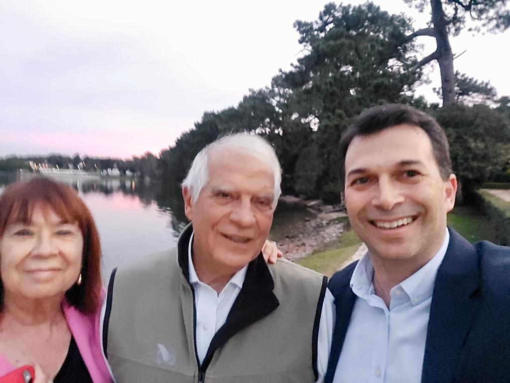 Paseando nunha tardiña fermosa cos meus bos amig@s <a href="/CristinaNarbona/">Cristina Narbona</a> e  <a href="/JosepBorrellF/">Josep Borrell Fontelles</a>. Sempre que veñen por Galicia tentamos vernos. E van para 25 anos de amistade!!