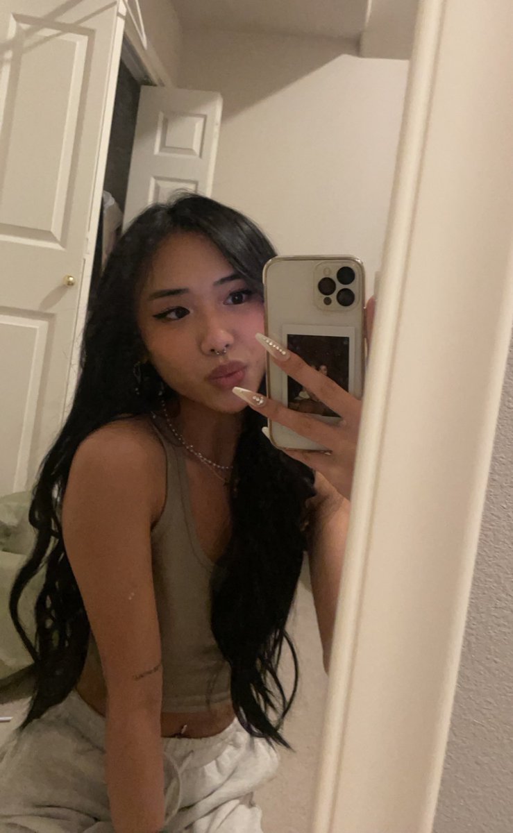 babeylina's tweet photo. mirror selfie :D https://t.co/5cacF7iRB8