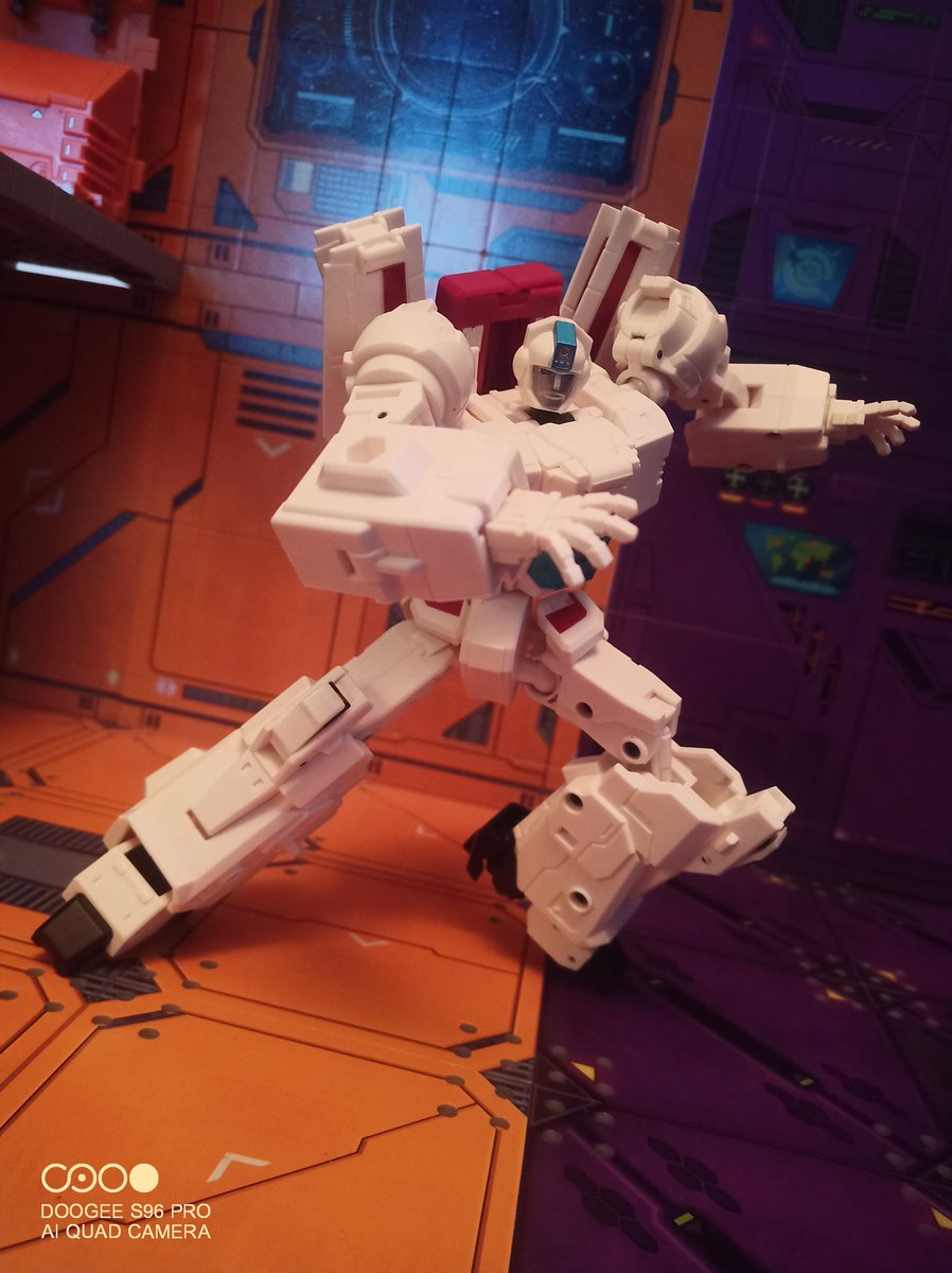 Kureigu8's tweet photo. This guy is cool, he can sport the toon-ish look as well as having the armour helmet, shoulder cannons and being very nicely posable #Transformers #TNT01 #OSKO #IronFactory #Skyfire #Jetfire #toyphotography https://t.co/HiPVE2RRiY