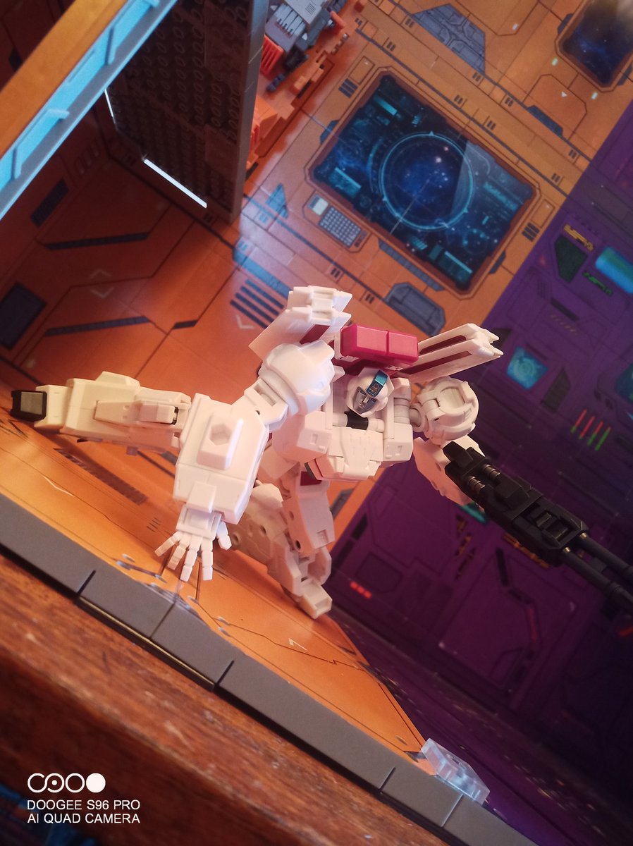 Kureigu8's tweet photo. This guy is cool, he can sport the toon-ish look as well as having the armour helmet, shoulder cannons and being very nicely posable #Transformers #TNT01 #OSKO #IronFactory #Skyfire #Jetfire #toyphotography https://t.co/HiPVE2RRiY