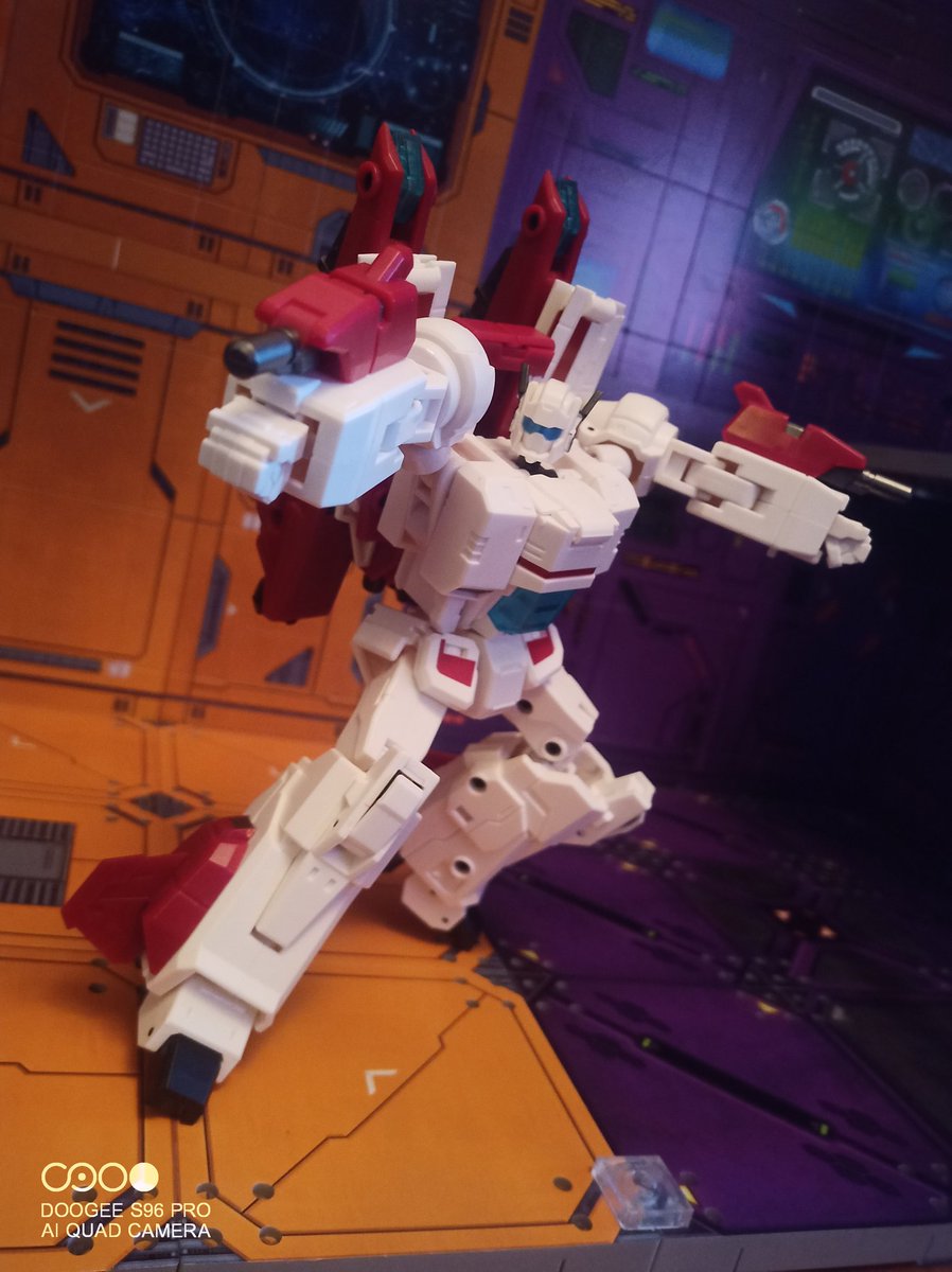 Kureigu8's tweet photo. This guy is cool, he can sport the toon-ish look as well as having the armour helmet, shoulder cannons and being very nicely posable #Transformers #TNT01 #OSKO #IronFactory #Skyfire #Jetfire #toyphotography https://t.co/HiPVE2RRiY