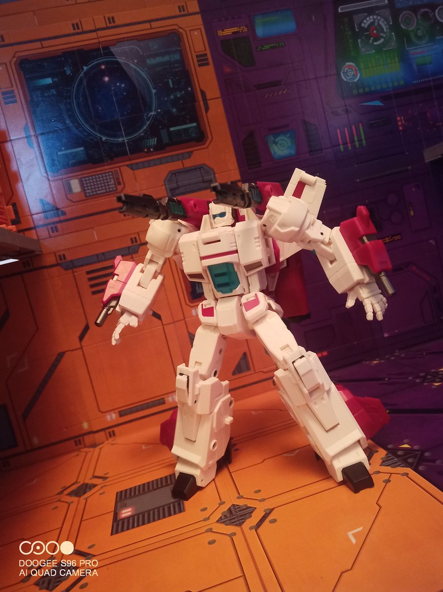 Kureigu8's tweet photo. This guy is cool, he can sport the toon-ish look as well as having the armour helmet, shoulder cannons and being very nicely posable #Transformers #TNT01 #OSKO #IronFactory #Skyfire #Jetfire #toyphotography https://t.co/HiPVE2RRiY