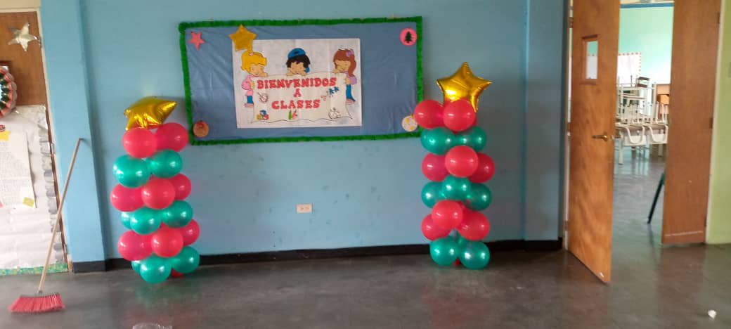 EducadoresMBI's tweet photo. Llegó la navidad en las instituciónes de nuestro municipio MBI, Negra Matea.. preparada para recibir a nuestros niños y niñas de la patria.. ✨🌲♥️ con amor, alegría y entusiasmo. 💫 @leoalvacabrera @Soykarinacarpio @_LaAvanzadora @NicolasMaduro https://t.co/by8v4L7vxk