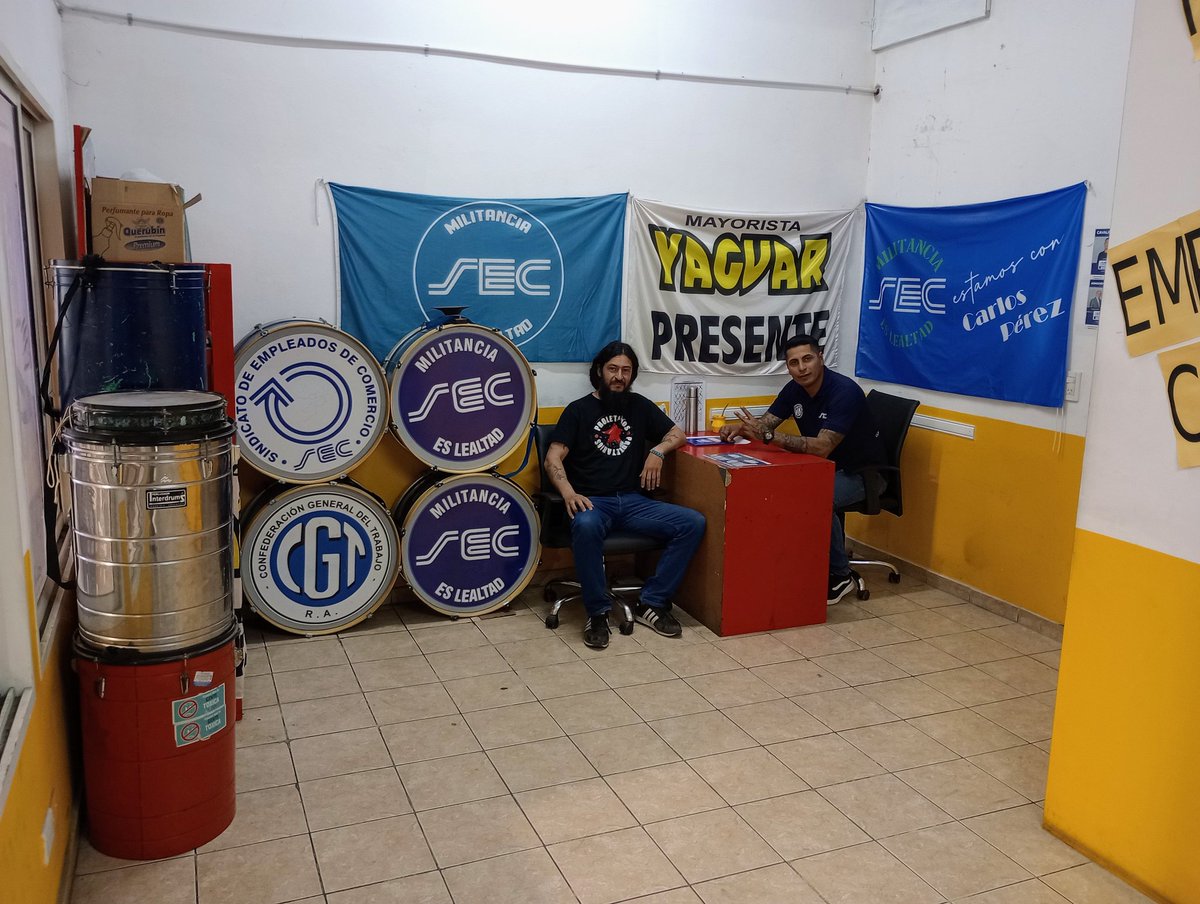 Hoy recibí la visita del compañero juan, delegado de la sucursal Bahía Blanca del Mayorista Yaguar, charlamos de varios temas y  particularmente de cómo continuar ante la falta de respuesta de la empresa a nuestro pedido de una gratificación para todos los trabajadores de Yaguar