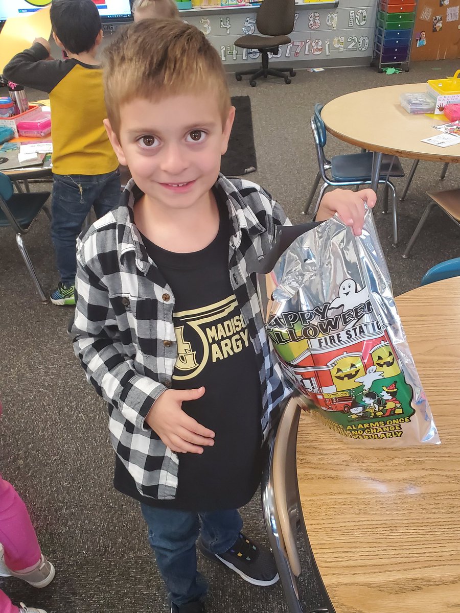 MissDauby's tweet photo. We ended College Go Week by having some awesome community members come in and teach Kindergarten all about different kinds of jobs we can have when we grow up! #WeAreMG https://t.co/8OSjapXkNK