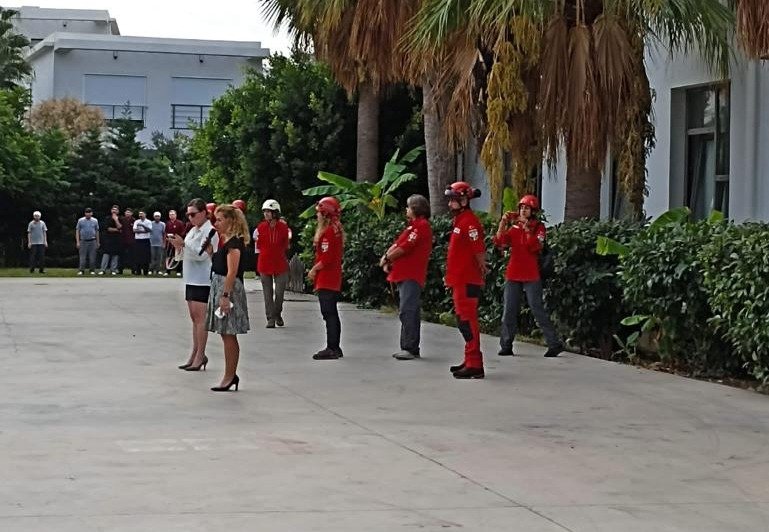 Doğal afetlere hazırlıklı olmak ve farkındalık oluşturmak için; kampüs olarak deprem tatbikatı yaptık. Acil eylem planını başarılı bir şekilde gerçekleştiren öğrenci ve öğretmenlerimiz ile destekleri için AKUT Bodrum ekibine teşekkür ediyoruz.

#bahçeşehirkolej
#akut
#akutbodrum