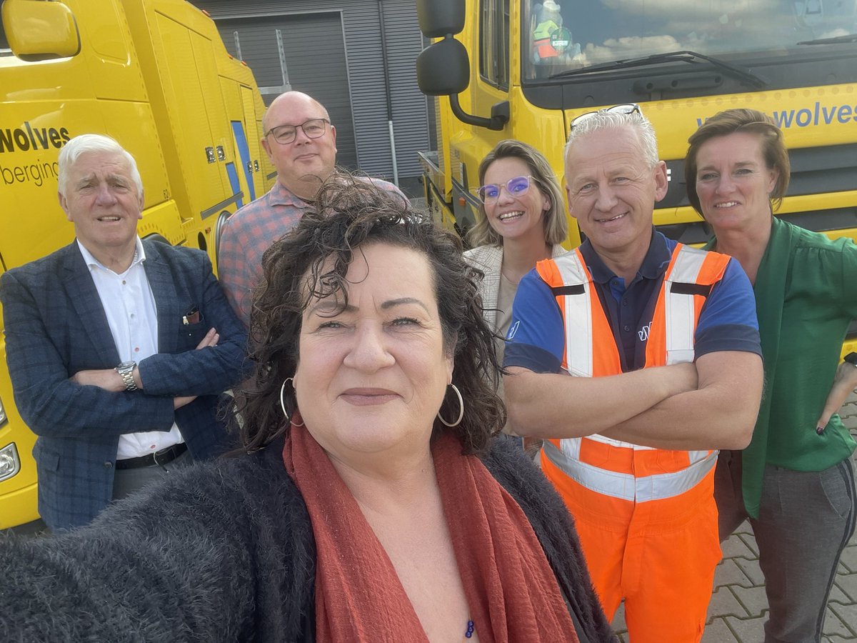 lientje1967's tweet photo. Einde #werkbezoek #autoberging en einde van dit draadje. Zeer veel waardering voor deze harde werkers die in weer en wind en bij nacht en ontij voor ons de weg op gaan. Op de foto ook de oprichter van het familiebedrijf Egbert (helemaal links) 13/13 https://t.co/HiYEGhnUDI