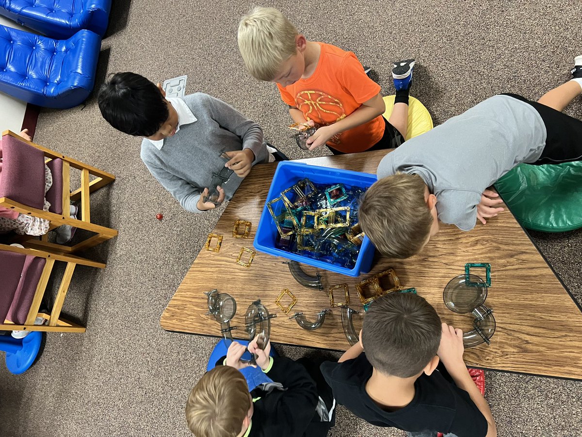 MrsPiperPLSAS's tweet photo. Our new MakerSpace Lab is open for business! @JeffersPondPLS https://t.co/BpyFOEytYk
