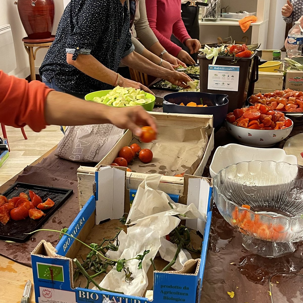 Scx_Flo's tweet photo. La #discoSoupe de #SmartPlanete c’est de la bonne humeur, des légumes qui échappent à la poubelle, des saveurs, de la musique… et une pointe de plaisir à partager
👏🏼👏🏼@Sceauxsmart @andrade_valerie 👏🏼👏🏼 https://t.co/PCEW7BTs52