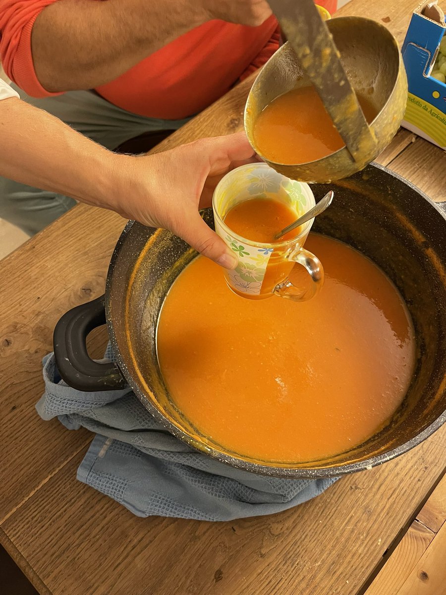 Scx_Flo's tweet photo. La #discoSoupe de #SmartPlanete c’est de la bonne humeur, des légumes qui échappent à la poubelle, des saveurs, de la musique… et une pointe de plaisir à partager
👏🏼👏🏼@Sceauxsmart @andrade_valerie 👏🏼👏🏼 https://t.co/PCEW7BTs52