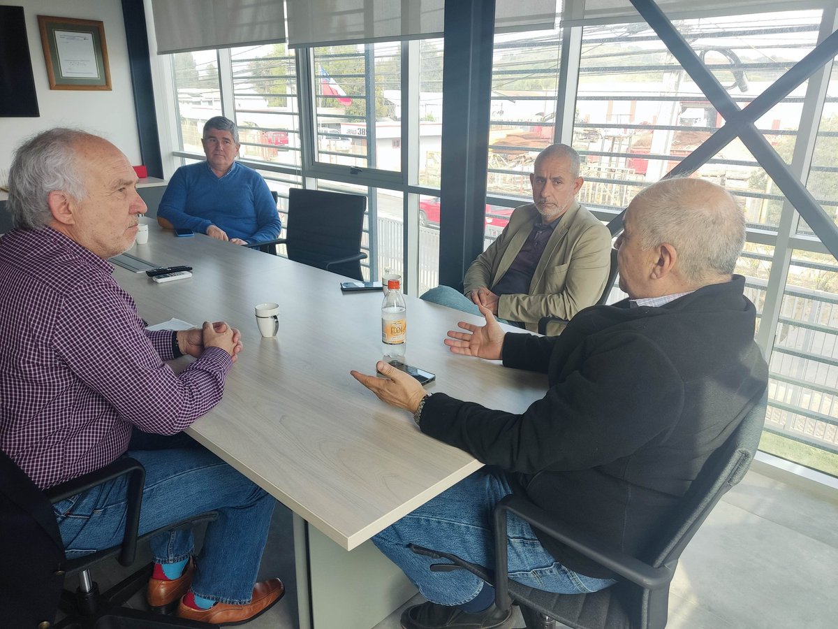 cpcbiobio's tweet photo. ▶️Hoy visitamos la empresa de #TransportesBretti 🚛. Nos reunimos con su gerente general, Italo Bretti, y el gerente de administración y finanzas, Francisco Tapia; para tratar las distintas temáticas e inquietudes de interés del sector de transporte de carga terrestre. https://t.co/iEqIoMmbym