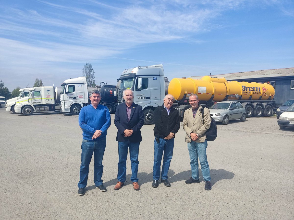 cpcbiobio's tweet photo. ▶️Hoy visitamos la empresa de #TransportesBretti 🚛. Nos reunimos con su gerente general, Italo Bretti, y el gerente de administración y finanzas, Francisco Tapia; para tratar las distintas temáticas e inquietudes de interés del sector de transporte de carga terrestre. https://t.co/iEqIoMmbym