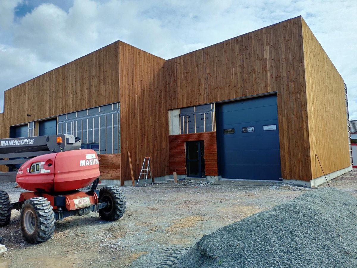Willy_Merlet's tweet photo. Cette semaine en @BaugeoisVallee :
 👉 Démolition des bâtiments "SAMTO", friche de 1,5 ha à #Noyant-Villages, en vue d’y accueillir une zone artisanale
 👉 Construction d’un atelier relais de 700 m2 à @VilledeBeaufort 
 👉 Achèvement de 3 locaux artisanaux en bois à #Mazé-Milon https://t.co/5HvWltoL9m