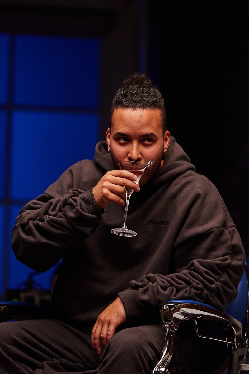 GreyGoose's tweet photo. How many multi-platinum records does @PrinceRoyce  have? Find out in this week’s episode of @Uninterrupted’s #TheShop: Lineup: https://t.co/TH9sQ4ZRci.

(Hint: it’s somewhere between six and six). https://t.co/cMvjFQDYYr