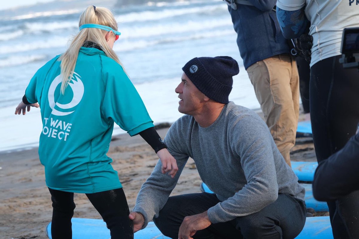 Hard to beat a surf lesson with the greatest surfer of all time 🤙🤙🤙 #kellyslater #charity #mentalhealth #surftherapy #waveproject