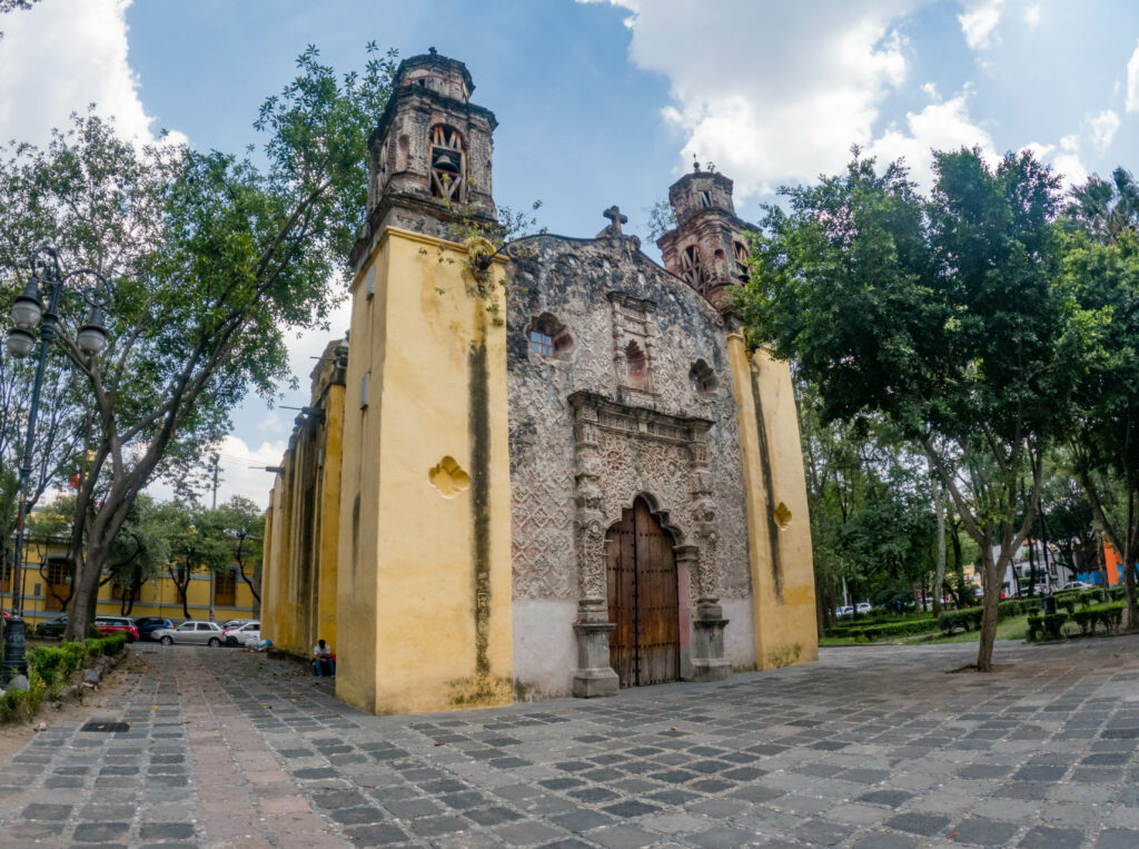 ChilangoCom's tweet photo. Esta capilla en Coyoacán es una chulada y, aunque no lo creas, es de la época de Hernán Cortés. ¡Lánzate a conocerla este fin! Acá su historia 👉 https://t.co/3fSS5X0gTP https://t.co/qalOoLYhzB