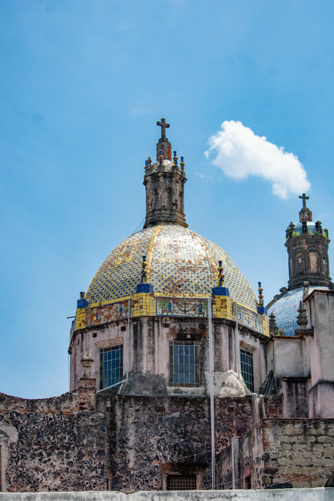 ChilangoCom's tweet photo. Esta capilla en Coyoacán es una chulada y, aunque no lo creas, es de la época de Hernán Cortés. ¡Lánzate a conocerla este fin! Acá su historia 👉 https://t.co/3fSS5X0gTP https://t.co/qalOoLYhzB