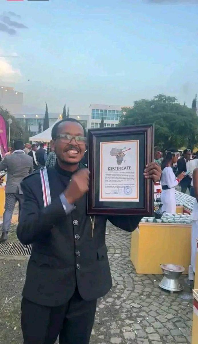 Semibintjemal3's tweet photo. #NEW_RECORD
34.1 ሜትር እርዝመት : 4ሜትር ስፋት ያለው ረከቦት 10,000 ሲኒ እና 100 ጀበና የያዘ ለ2015 ኢሬቻ በዓል ፈስቲቫል ላይ በማቅረብ አፍሪካን ሪከርድ ላይ ተመዝግቧል😍
Visit Oromia https://t.co/Le4It3BSVW