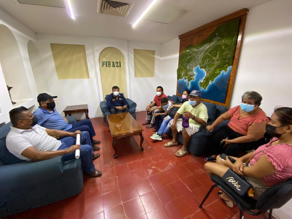 FIBAZI's tweet photo. Por instrucciones de la Gobernadora @EvelynSalgadoP, la regularización de colonias avanza con transparencia en Zihuatanejo: Fibazi
* Vecinos de Brisas del Mar se reúnen con el Director José Ma. Morelos Martínez.
https://t.co/2GzrlwzvJs https://t.co/19xtKN4gEy
