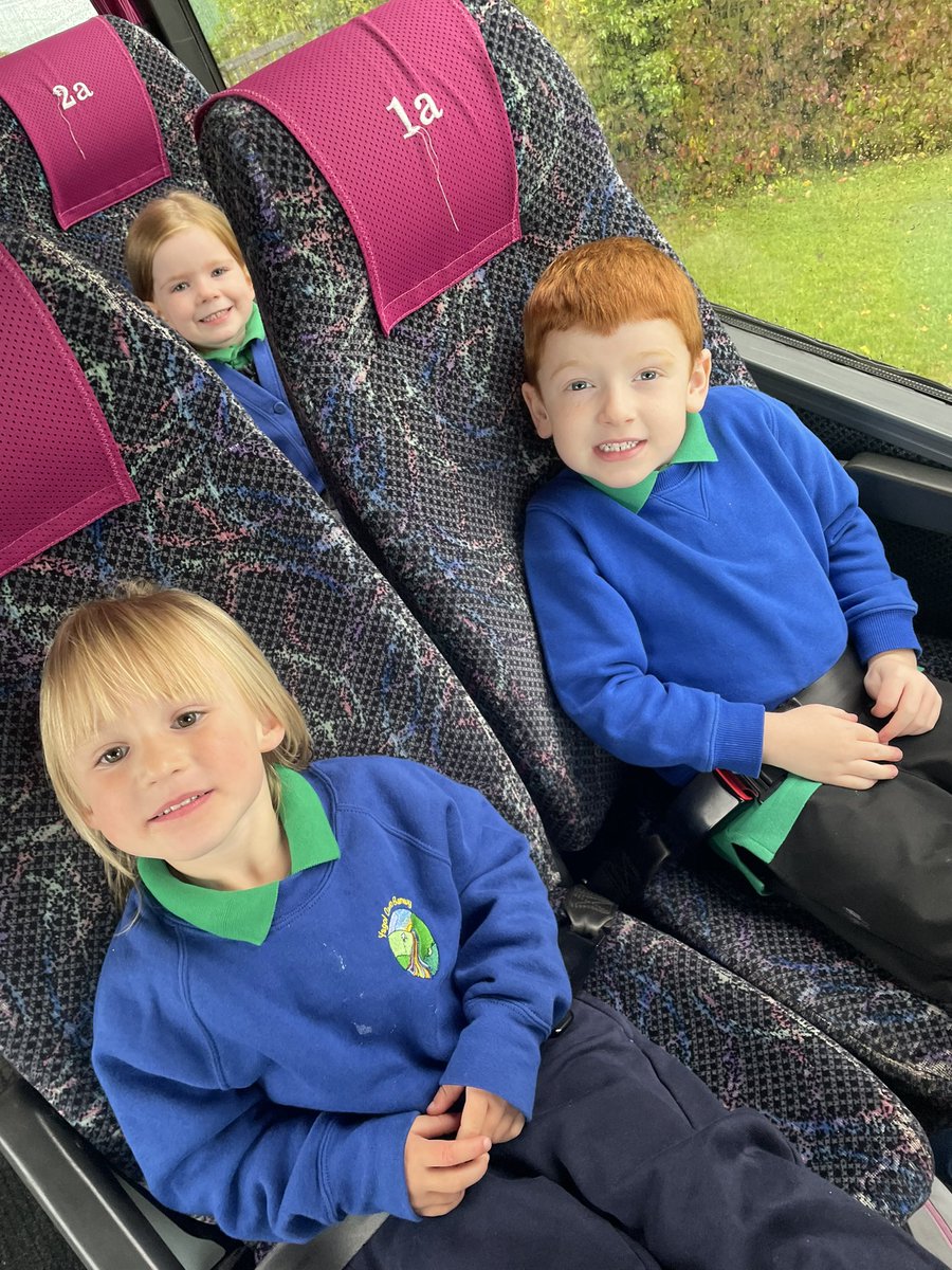 YBanwy's tweet photo. 🏊♀️ 🏊♂️ Gwersi nofio heddiw i’r ysgol gyfan, ond yr uchafbwynt… reid ar y bws mawr! Pleser oedd gwrando ar y plant yn clebran a chwerthin 🏴 Rydych chi i gyd yn blant bach arbennig iawn. #clebran #unteulumawr https://t.co/5LjNVfavn9