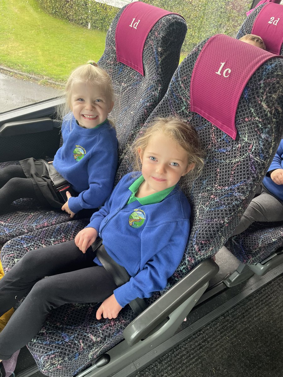 YBanwy's tweet photo. 🏊♀️ 🏊♂️ Gwersi nofio heddiw i’r ysgol gyfan, ond yr uchafbwynt… reid ar y bws mawr! Pleser oedd gwrando ar y plant yn clebran a chwerthin 🏴 Rydych chi i gyd yn blant bach arbennig iawn. #clebran #unteulumawr https://t.co/5LjNVfavn9
