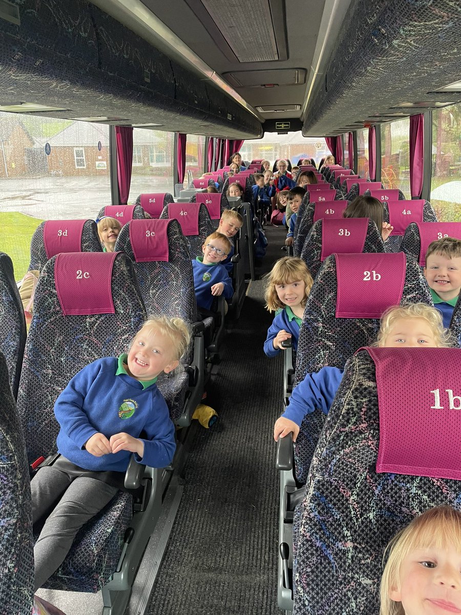 YBanwy's tweet photo. 🏊♀️ 🏊♂️ Gwersi nofio heddiw i’r ysgol gyfan, ond yr uchafbwynt… reid ar y bws mawr! Pleser oedd gwrando ar y plant yn clebran a chwerthin 🏴 Rydych chi i gyd yn blant bach arbennig iawn. #clebran #unteulumawr https://t.co/5LjNVfavn9