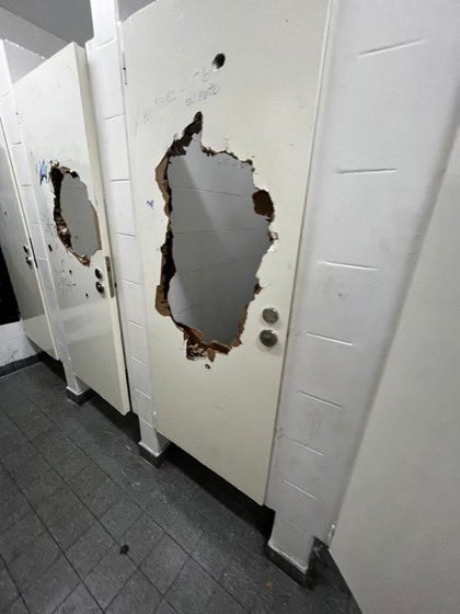 madorni's tweet photo. Así dejaron los baños los jóvenes que “tomaron” el colegio Mariano Acosta. Los padres deben hacerse responsables, pagar por cada uno de los daños e ir presos. Los chicos deben ser expulsados inmediatamente de la institución y además ser obligados a repetir el año. Fin. https://t.co/7kR7GLEbrI