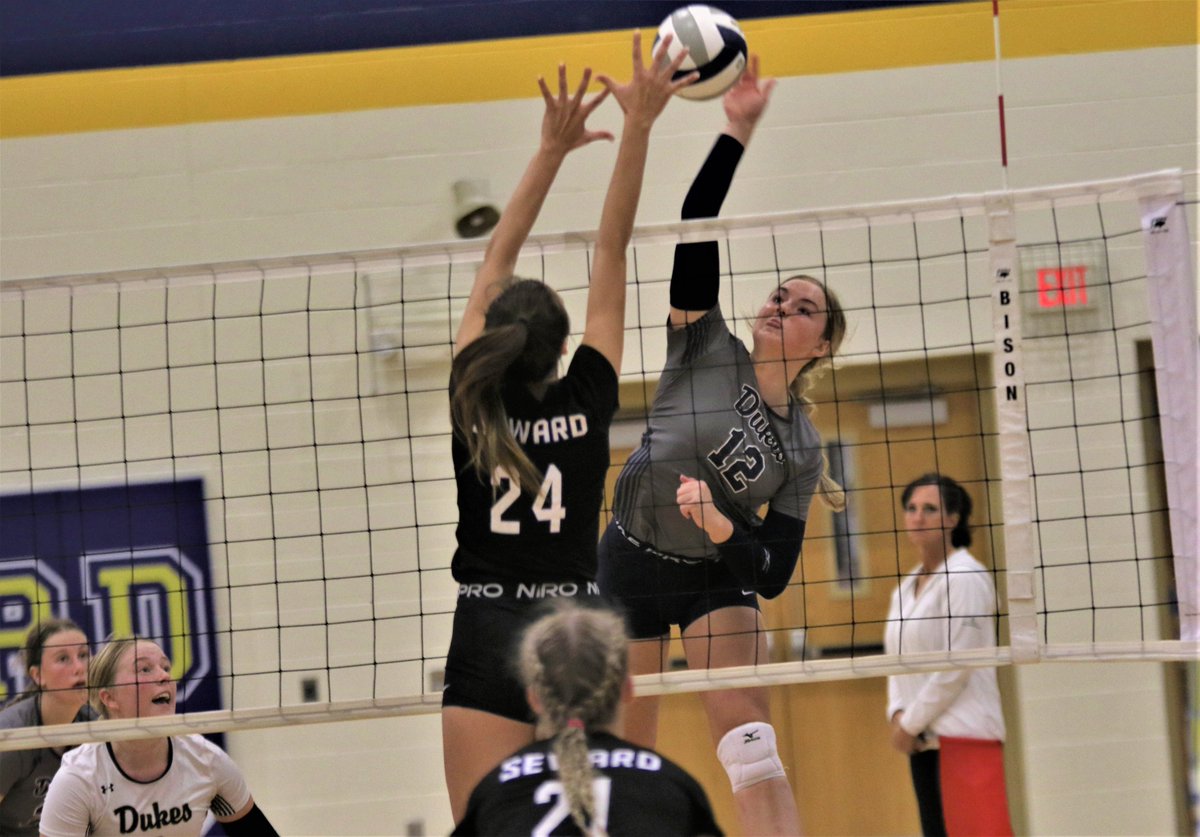 YNT_Christian's tweet photo. #'s from York's 2-0 night at Seward:
Josie Loosvelt 2 kills/2 aces
Cynley Wilkinson 21 kills/2 blocks/2 aces
Mia Burke 9 kills/1 block
Chloe Koch 6 kills/2 blocks
Dannika Lamberty 8 kills/2 blocks
Rylyn Cast 5 kills/6 blocks/1 ace
Kelly Erwin 8 kills/1 block 
#nebpreps #yorkdukes https://t.co/ByPqfuKhkx