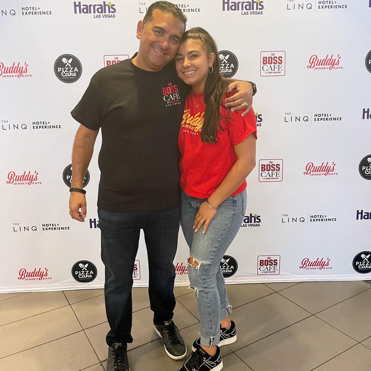 CakeBossBuddy's tweet photo. Love #wakingupinVegas to all of my great #fans. I’ll be at @jerseyeatslv @thelinq Can’t wait to meet you!
#vegas #meettheboss #linqpromenade #thestrip #meetandgreet #openng #party #cakeboss https://t.co/nSJGaUffnJ