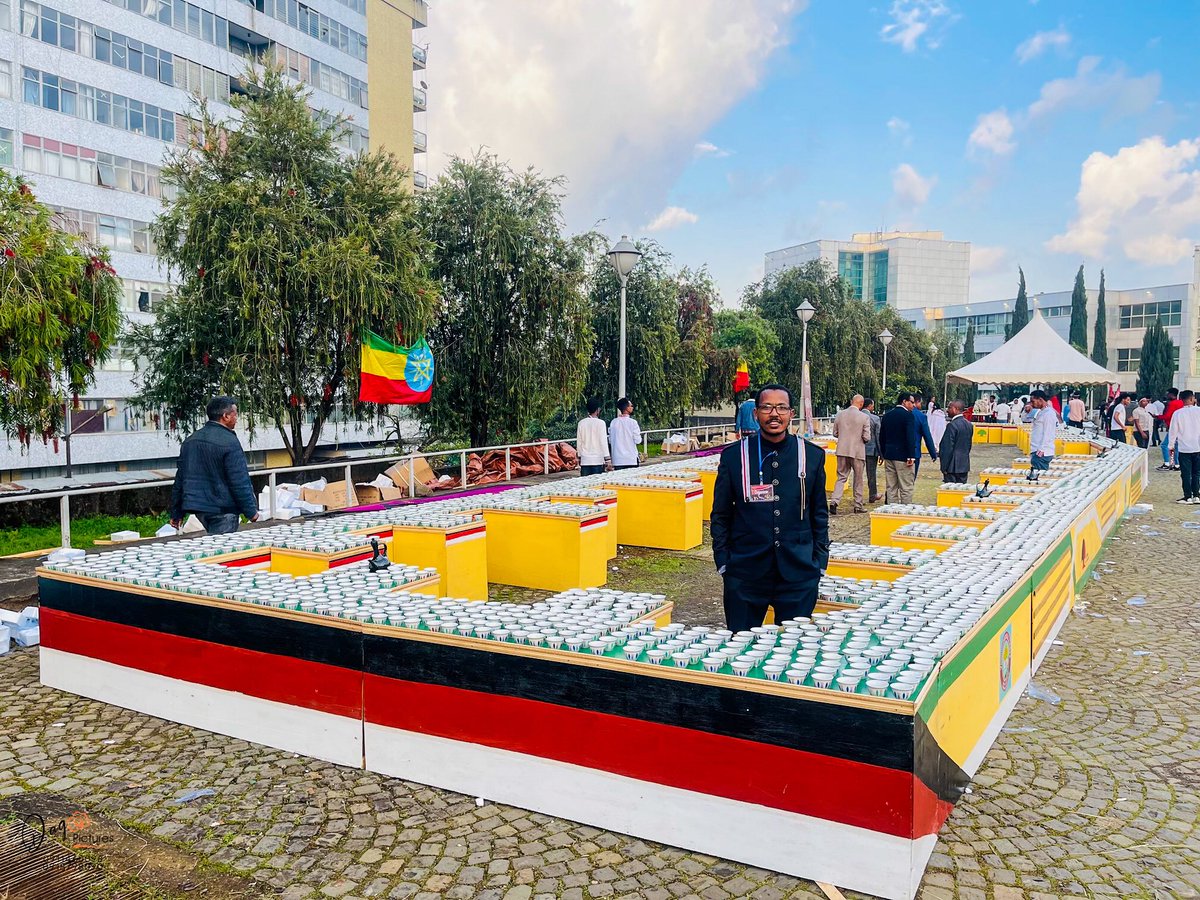 Semibintjemal3's tweet photo. #NEW_RECORD
34.1 ሜትር እርዝመት : 4ሜትር ስፋት ያለው ረከቦት 10,000 ሲኒ እና 100 ጀበና የያዘ ለ2015 ኢሬቻ በዓል ፈስቲቫል ላይ በማቅረብ አፍሪካን ሪከርድ ላይ ተመዝግቧል😍
Visit Oromia https://t.co/Le4It3BSVW