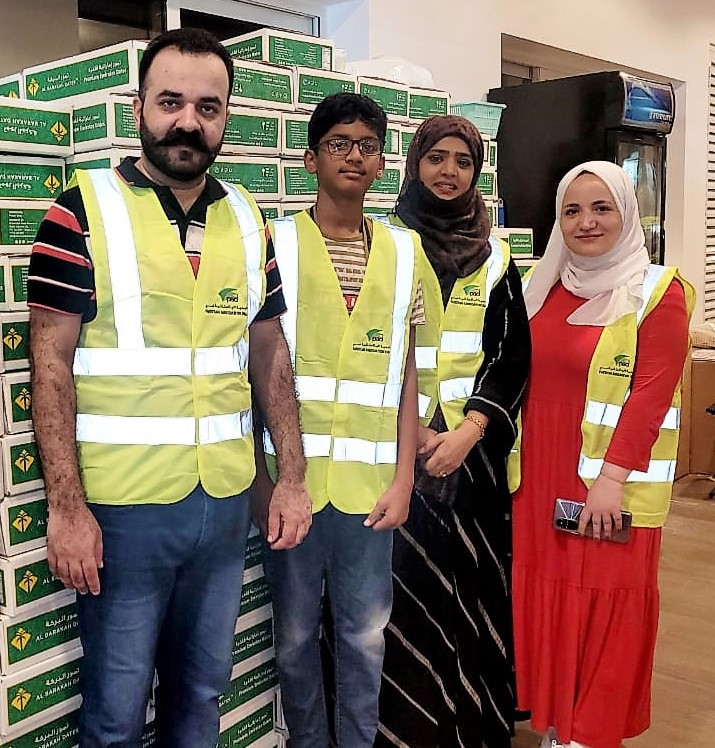 OOB_GEMS's tweet photo. Harith of 8F volunteered at the Pakistan Association Dubai to pack food and other items for the flash flood victims. He also donated grocery kits for the affected people. #GoodRoleModels #Care #OneTeam @GEMSEducation @shjspea https://t.co/pTHl0naLlN