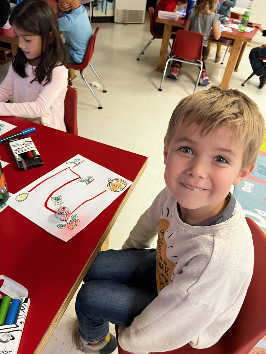 emcclungGES's tweet photo. We had the BEST time playing with Robots in K! Thank you @mrs_mnoone !! @GES_lions @glndschools https://t.co/6qiRLi6Xto