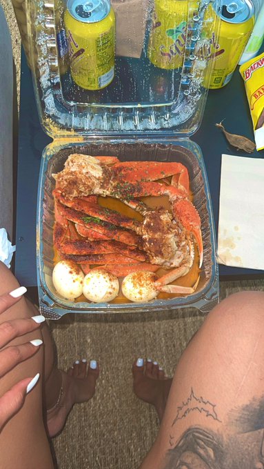 Currently 🦀🥚 https://t.co/ffJm8k4yNT<a href="/tag/shakethatasssaturday"class="tags"><span>#shakethatasssaturday</span></a>