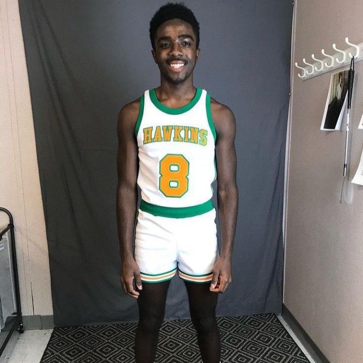 eggos_stranger7's tweet photo. Caleb McLaughlin relatou recentemente que alguns fãs de Stranger Things o trataram diferente em comparação aos colegas de elenco e que isso o afetou enquanto crescia.

“Na minha primeira Comic Con, algumas pessoas não iam até a minha fila porque eu sou negro.” https://t.co/u7VcE5ZOab