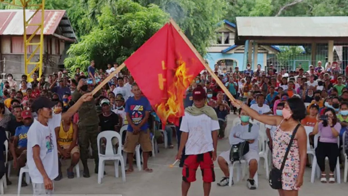 JCRivera03's tweet photo. Breaking officials announced that on Monday 553 residents and former supporters of the NPA renounced the group and burned the communist flag in Brgy Tabon, Vallehermoso, Negros Oriental. The NPA is crashing like the Abu Sayyaf and not even Mao or Stalin can save them now https://t.co/M2kz56vPdv